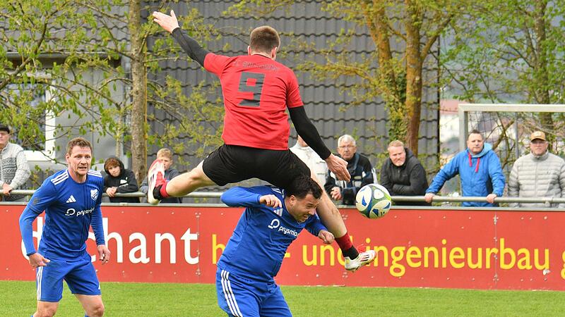 Schwungvoll geht es am 19. April gegen den Tabellenf&uuml;hrer Mitwitz zu: Der Baiersdorfer Steffen Hetzelt steigt dem Mitwitzer Luis te Kloot aufs Dach.