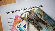 Mietvertrag, Geldscheine und Hausschl&uuml;ssel auf einem Tisch