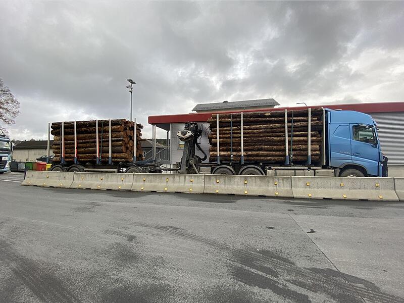 Überladener Holztransporter Ludwigsstadt