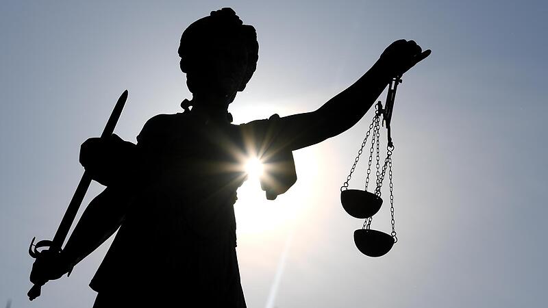Beim Amtsgericht Bad Kissingen müssen sich vier Angeklagte wegen eines Vergehens gegen das Waffengesetz verantworten. Die Geschichte gleicht einer Räuberpistole. Beim Amtsgericht Bad Kissingen müssen sich vier Angeklagte wegen eines Vergehens gegen das Waffengesetz verantworten. Die Geschichte gleicht einer Räuberpistole.