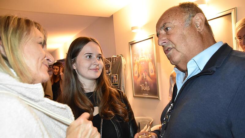 Zeitzeuge Hans-Joachim Kunze im Gespräch mit zwei Besucherinnen