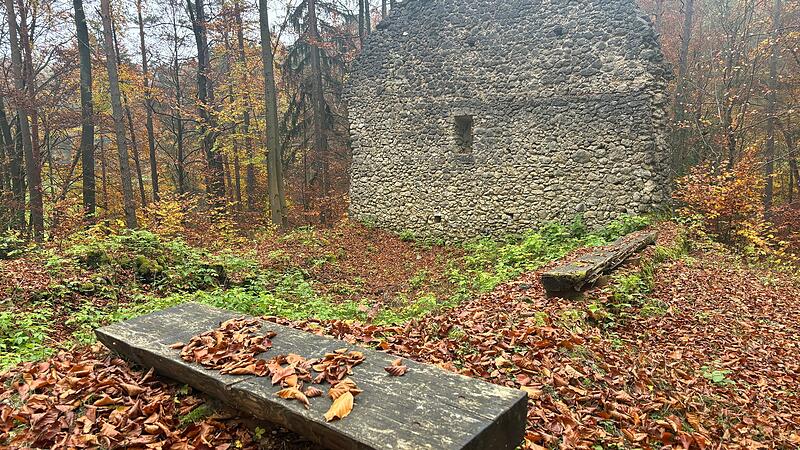 Viel ist nicht mehr übrig von der alten Kirche zwischen Wölm und Engelhardsberg.