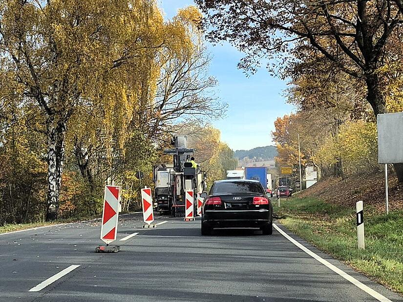 Die Bundesstraße 173 wird auf Höhe der Ortsdurchfahrt Oberlangenstadt Instand gesetzt.