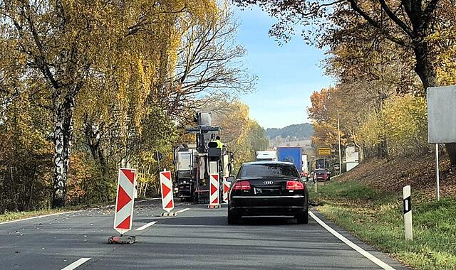 Die Bundesstraße 173 wird auf Höhe der Ortsdurchfahrt Oberlangenstadt Instand gesetzt. Die Bundesstraße 173 wird auf Höhe der Ortsdurchfahrt Oberlangenstadt Instand gesetzt.