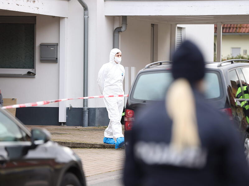 Familiendrama in Mittelfranken: Junge (17) tötet Schwester (14) und verletzt Mutter (41) schwer - Zeugen hörten Schreie und verständigten die Polizei - Tatverdächtiger bei Fahndungsmaßnahmen in Tatortnähe festgenommen - Umfangreiche Spurensicherungsmaßnahmen - Blutspuren am Fensterrahmen und zum Nachbarhaus führend - Hintergründe des Verbrechens noch unklar - Ermittlungsrichter soll am Samstag über Haftfrage entscheidenFamiliendrama in Weisendorf: Bilder zeigen die Ermittler vor Ort