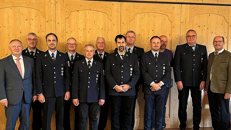 Bürgermeister Dieter Muth(rechts), Landrat Thomas Bold (von links) und Kreisbrandinspektor Marco Brust gratulieren Alexander Kleinhenz (25 Jahre), Burkard Baus (40 Jahre), Norbert Schwarz (40 Jahre), Lothar Hahn (50 Jahre), Michael Vogt (25 Jahre...