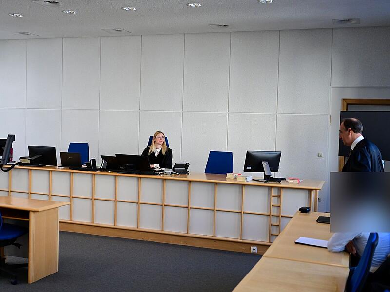 Strafrichterin Julia Schmidt, Rechtsanwalt Dr. J&ouml;rg H&auml;ndler und der Angeklagte