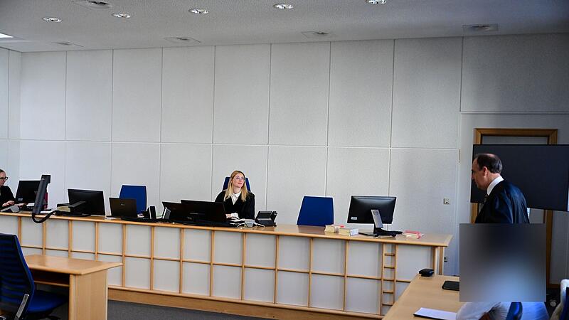 Strafrichterin Julia Schmidt, Rechtsanwalt Dr. J&ouml;rg H&auml;ndler und der Angeklagte