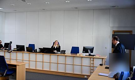 Strafrichterin Julia Schmidt, Rechtsanwalt Dr. J&ouml;rg H&auml;ndler und der Angeklagte