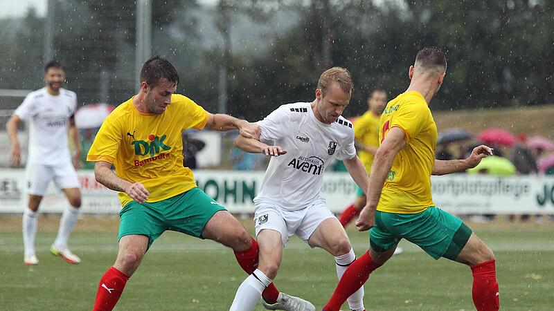 Das Hinspiel gewann der FC Eintracht in Wildensorg mit 1:0. Hier attackieren die beiden DJKler Marc Eckstein (l.) und Philipp Hörnes den FCEler Marc Reischmann. Das Hinspiel gewann der FC Eintracht in Wildensorg mit 1:0. Hier attackieren die beiden DJKler Marc Eckstein (l.) und Philipp Hörnes den FCEler Marc Reischmann.