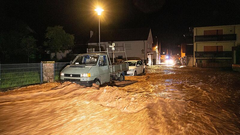 In Aura im Sinngrund (Lkr. Main-Spessart) führte Starkregen dazu, dass der gleichnamige Fluss Aura über das Ufer trat und in den Ort strömte. In Aura im Sinngrund (Lkr. Main-Spessart) führte Starkregen dazu, dass der gleichnamige Fluss Aura über das Ufer trat und in den Ort strömte.