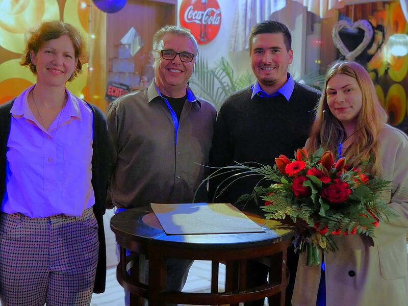 Nominierung SPD Steinwiesen Sven Simon (2.v.re) ist Bürgermeisterkandidat der SPD in Steinwiesen, zusammen mit seiner Partnerin Lena (re), Gunhild Wagner-Fleischmann (li) und Jürgen Deuerling stellt er sich vor.