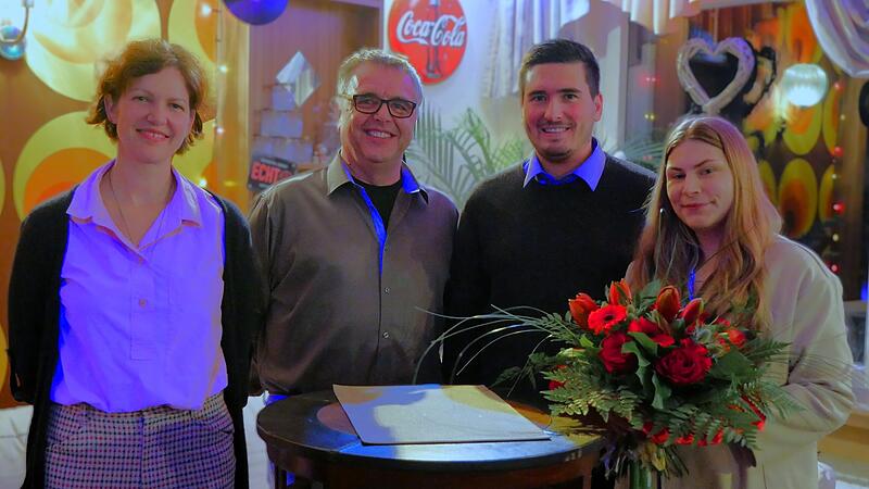 Sven Simon (2.v.re) ist B&uuml;rgermeisterkandidat der SPD in Steinwiesen, zusammen mit seiner Partnerin Lena (re), Gunhild Wagner-Fleischmann (li) und J&uuml;rgen Deuerling stellt er sich vor.