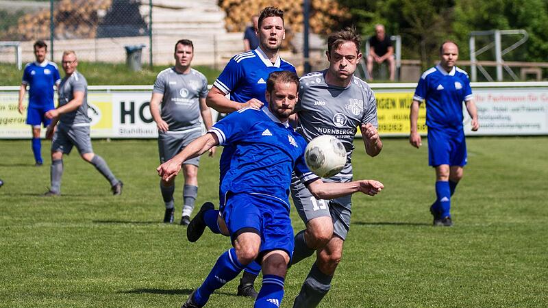 Als letzter Mann geht der Wallenfelser Marcus Fuhrmann (blaues Trikot) kein Risiko ein und schl&auml;gt den Ball vor dem Rodacher Torsch&uuml;tzen Andreas Sohr weg.