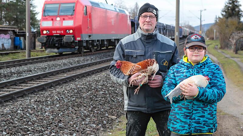 Michael (9) und Mike Ahlendorf (53) setzen sich auch f&uuml;r ihre Zwergh&uuml;hner ein, die sie bislang in der Kleintierzuchtanlage an der Coburger Stra&szlig;e in Bamberg halten. Wenn die Bahn baut, m&uuml;ssen sie weichen.