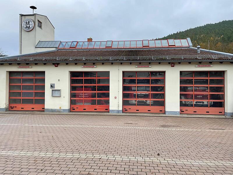 Die Tore am Feuerwehrhaus Weißenbrunn sind nicht mehr zeitgemäß. Der Gemeinderat beschloss die Erneuerung der von Elektromotoren gesteuerten Tore.