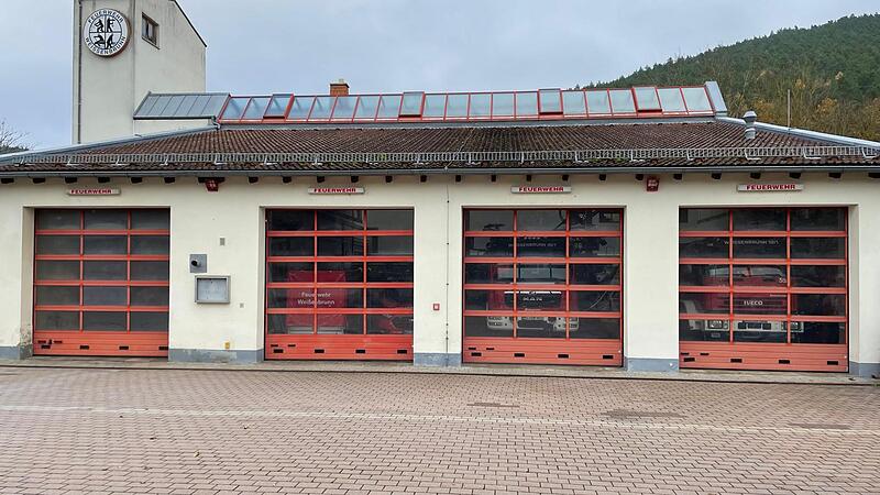 Gemeinderat Weißenbrunn Feuerwehrhaus Die Tore am Feuerwehrhaus Weißenbrunn sind nicht mehr zeitgemäß. Der Gemeinderat beschloss die Erneuerung der von Elektromotoren gesteuerten Tore.