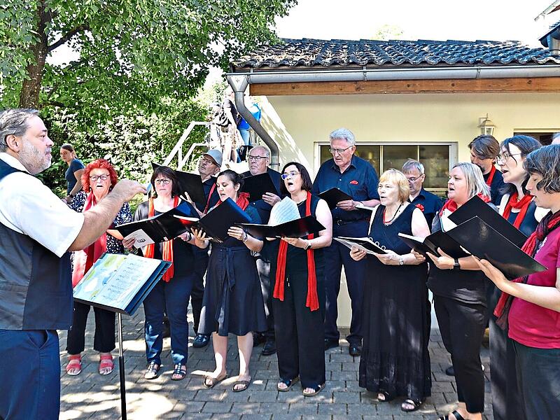 Dekanin Anne Salzbrenner und Pfarrer Peter Hohlweg weihten das Feuerwehrauto der FF Junkersdorf. Dekanin Anne Salzbrenner und Pfarrer Peter Hohlweg weihten das Feuerwehrauto der FF Junkersdorf.