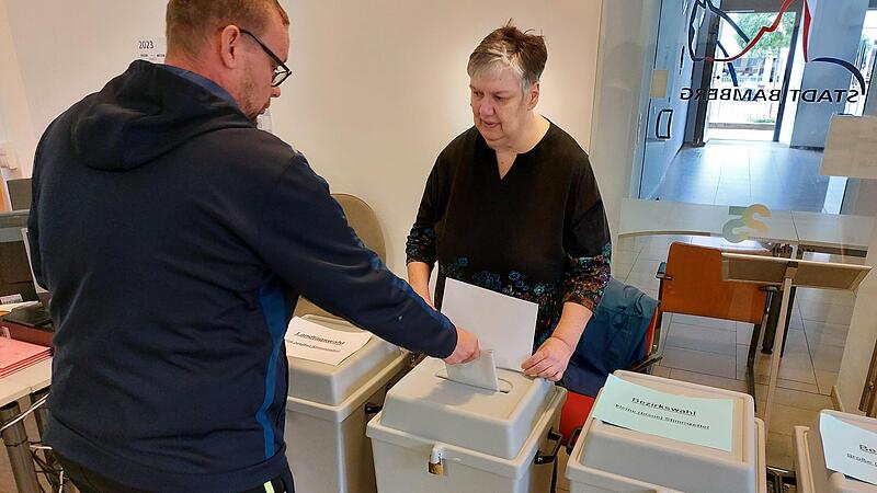 Heike Seufert passt im Stimmbezirk 01 (Rathaus Maxplatz) darauf auf, dass bei der Abgabe keine Fehler passieren.