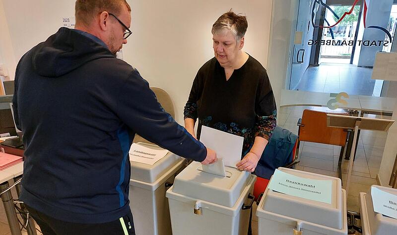 Heike Seufert passt im Stimmbezirk 01 (Rathaus Maxplatz) darauf auf, dass bei der Abgabe keine Fehler passieren. Heike Seufert passt im Stimmbezirk 01 (Rathaus Maxplatz) darauf auf, dass bei der Abgabe keine Fehler passieren.
