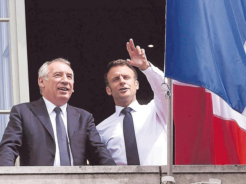 Im Dezember 2024 ernannte Frankreichs Präsident Emmanuel Macron (rechts) den Vorsitzenden der Partei Mouvement démocrate (Demokratische Bewegung), Francois Bayrou, zum Premierminister. &#160;&#160;