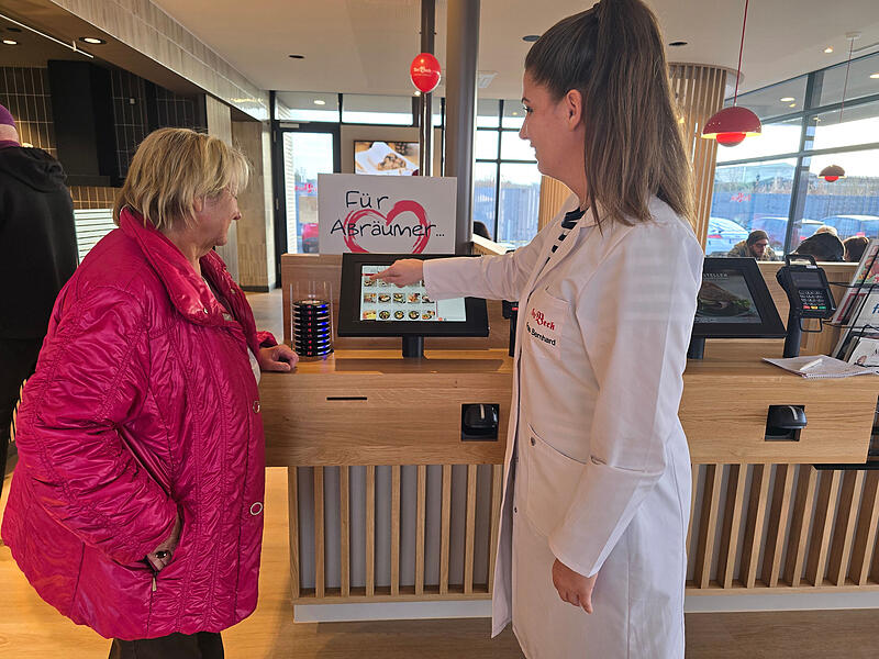 Petra Beck (links) und Verkaufsleiterin Rebecca Bernhard an den neuen Terminals