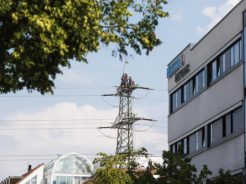 An den Hochspannungsleitungen am Berliner Ring finden derzeit Arbeiten statt.