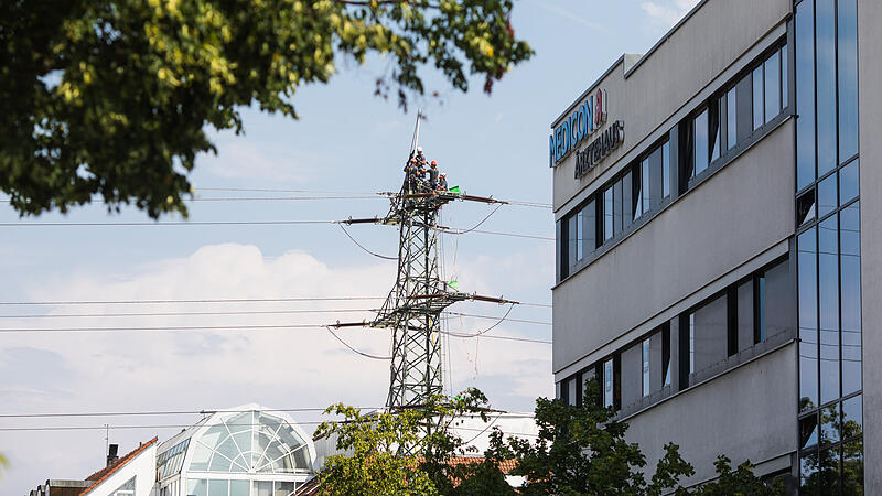 Arbeiten Strommasten An den Hochspannungsleitungen am Berliner Ring finden derzeit Arbeiten statt.