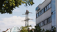 Arbeiten Strommasten An den Hochspannungsleitungen am Berliner Ring finden derzeit Arbeiten statt.