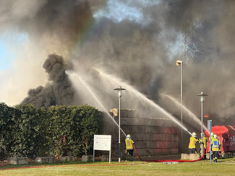 Am Freitag, 4. April 2025, sorgte ein Feuer beim Recyclinghof und Entsorgungsbetrieb Fritsche in Forchheim f&uuml;r einen Gro&szlig;einsatz.