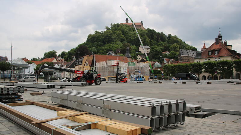 Aufbau der Kulmbacher Bierwoche am EKU-Platz.Aufbau Kulmbacher Bierwoche auf dem EKU-Platz