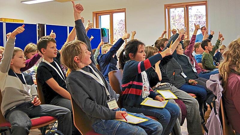 Daumen hoch für die Kinder-Uni in Kronach. Dieses Angebot war heuer erneut sehr gefragt.Heike Schülein Daumen hoch für die Kinder-Uni in Kronach. Dieses Angebot war heuer erneut sehr gefragt.Heike Schülein