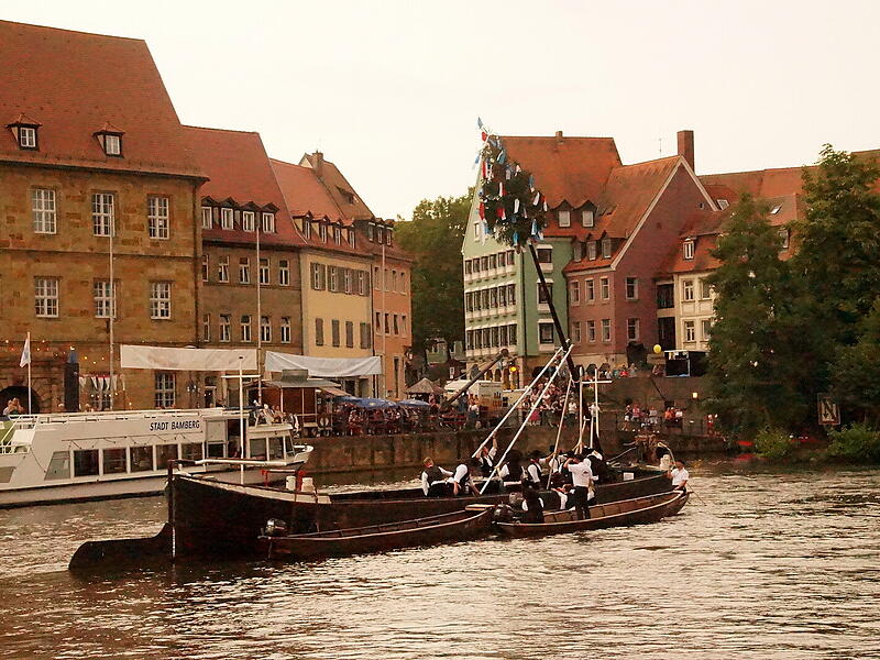 Kirchweihbaum im WasserSandkerwa: Königsschießen und Kirchweihbaum-Aufstellen