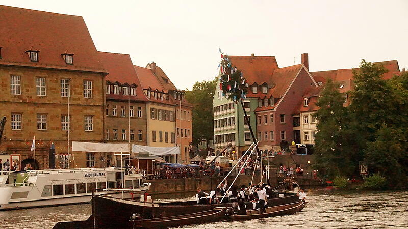 Kirchweihbaum im WasserSandkerwa: Königsschießen und Kirchweihbaum-Aufstellen