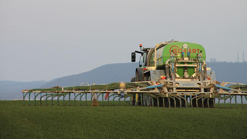 Wieviel Dünger wird ausgebracht? Für Landwirte in den roten Gebieten gelten strengere Vorschriften als für ihre Berufskollegen in grünen Gebieten. Wieviel Dünger wird ausgebracht? Für Landwirte in den roten Gebieten gelten strengere Vorschriften als für ihre Berufskollegen in grünen Gebieten. 