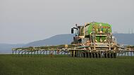 Wieviel Dünger wird ausgebracht? Für Landwirte in den roten Gebieten gelten strengere Vorschriften als für ihre Berufskollegen in grünen Gebieten.&nbsp;