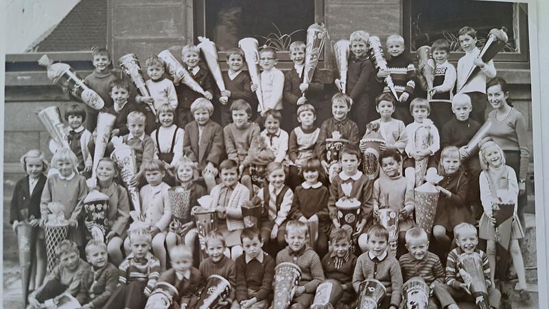 Enno Weidt steht beim Schulanfang links neben seiner Klassleiterin Soziaghi.Forchheim & Fränkische Schweiz Enno Weidt steht beim Schulanfang links neben seiner Klassleiterin Soziaghi.