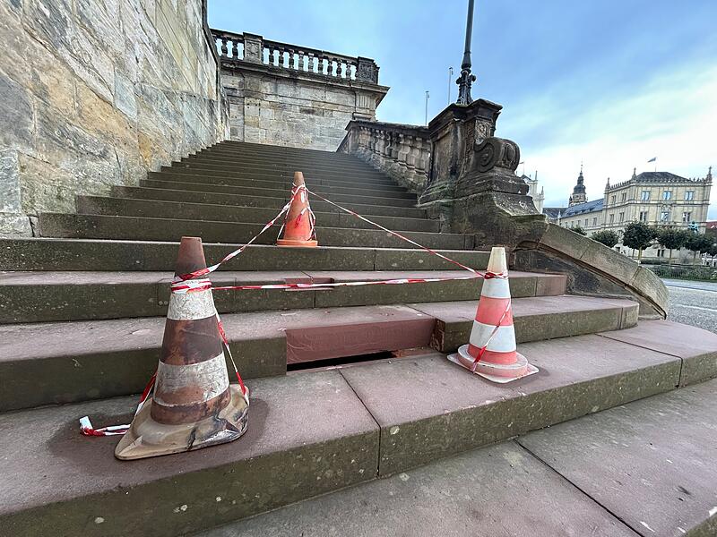 Zwei schadhafte Treppenstufen an den Arkaden mussten in diesen Tagen saniert werden.
