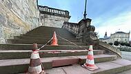 Zwei schadhafte Treppenstufen an den Arkaden mussten in diesen Tagen saniert werden.