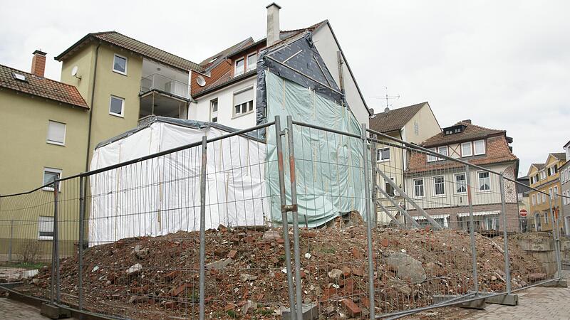 Der „Müllhaufen“ von Bad Brückenau: Auf der Brache der Druckerei Nikolaus an der Ludwigstraße – hier von der Unteren Badersgasse aus fotografiert – tut sich seit dem Abriss 2020 nichts. Dabei war dort ein Wohn- und Geschäftshaus geplant. Der „Müllhaufen“ von Bad Brückenau: Auf der Brache der Druckerei Nikolaus an der Ludwigstraße – hier von der Unteren Badersgasse aus fotografiert – tut sich seit dem Abriss 2020 nichts. Dabei war dort ein Wohn- und Geschäftshaus geplant.