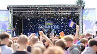 Der Schulhof-Gig 2025: Das erste Konzert von Antenne Bayern gewann die Realschule Schöllnach in Niederbayern. Am Donnerstag, 10. Juli, spielte hier das deutsche Musikprojekt Glockenbach.Antenne Bayern Schulhof-Gig 2025 Der Schulhof-Gig 2025: Das erste Konzert von Antenne Bayern gewann die Realschule Schöllnach in Niederbayern. Am Donnerstag, 10. Juli, spielte hier das deutsche Musikprojekt Glockenbach.