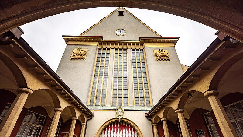 30 Meter sind es bis zur Spitze des Schlachthofs. Die Eigent&uuml;mer haben bis Januar 2027 Zeit, um die Au&szlig;enh&uuml;lle zu erneuern.