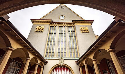 Schlachthof Bad KissingenDie GVS Unternehmensgruppe will den alten Schlachthof zu einer Eventlocation umbauen. Lange ist nichts passiert, jetzt kündigen die Eigentümer den Baubeginn an. So sieht es derzeit in der "Ochsenkathedrale" aus. 30 Meter sind es bis zur Spitze des Schlachthofs. Die Eigentümer haben bis Januar 2027 Zeit, um die Außenhülle zu erneuern.