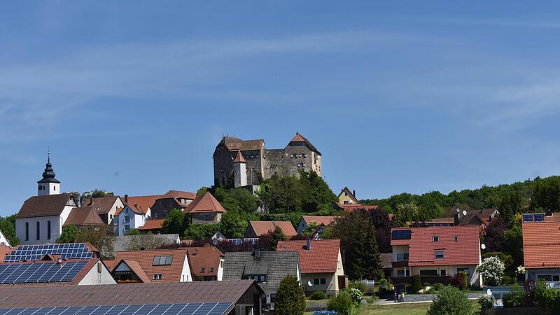 Auf der Burg Hiltpoltstein sind bereits Mobilfunkantennen erreichtet. Bald könnten es mehr werden.Forchheim & Fränkische Schweiz