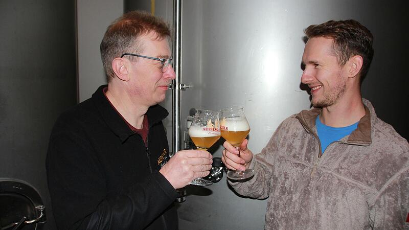 Onkel Ernst Rothenbach und Neffe Chris Rothenbach sto&szlig;en an auf 200 Jahre Familientradition. Die sechste Generation im Gasthof und die siebte Generation in der Brauerei verstehen sich pr&auml;chtig und unterst&uuml;tzen sich &ndash; auch wenn die Betriebe inzwischen klar getrennt sind.