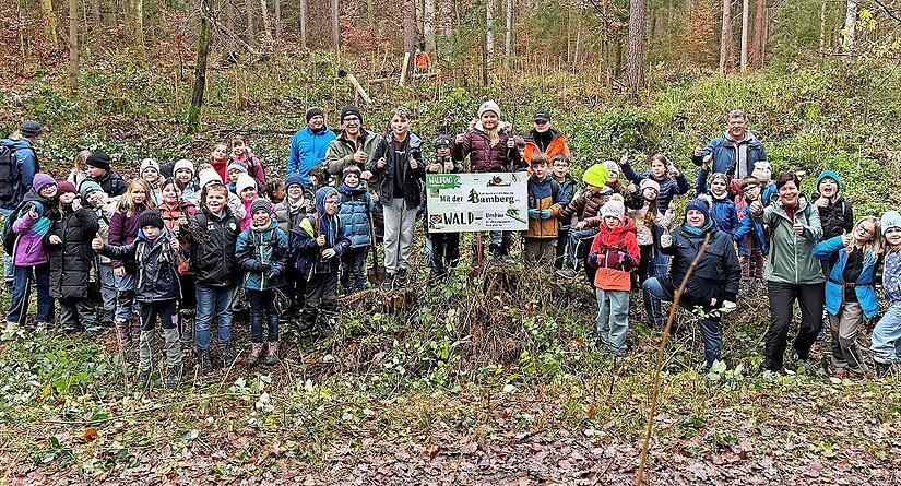 Oberhaids Bürgermeister Carsten Joneitis, Försterin Amelie Baumer, Angelika Morgenroth von der WBV, Rektor Georg Schmidt sowie Lehrer und Schüler der dritten Klassen der Grund- und Mittelschule Oberhaid bei ihrer Aktion im Wald. Oberhaids Bürgermeister Carsten Joneitis, Försterin Amelie Baumer, Angelika Morgenroth von der WBV, Rektor Georg Schmidt sowie Lehrer und Schüler der dritten Klassen der Grund- und Mittelschule Oberhaid bei ihrer Aktion im Wald.