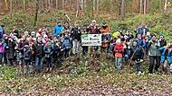 Oberhaids Bürgermeister Carsten Joneitis, Försterin Amelie Baumer, Angelika Morgenroth von der WBV, Rektor Georg Schmidt sowie Lehrer und Schüler der dritten Klassen der Grund- und Mittelschule Oberhaid bei ihrer Aktion im Wald.