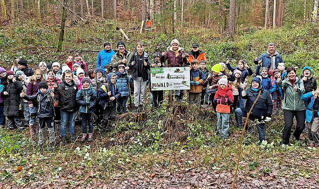 Oberhaids Bürgermeister Carsten Joneitis, Försterin Amelie Baumer, Angelika Morgenroth von der WBV, Rektor Georg Schmidt sowie Lehrer und Schüler der dritten Klassen der Grund- und Mittelschule Oberhaid bei ihrer Aktion im Wald. Oberhaids Bürgermeister Carsten Joneitis, Försterin Amelie Baumer, Angelika Morgenroth von der WBV, Rektor Georg Schmidt sowie Lehrer und Schüler der dritten Klassen der Grund- und Mittelschule Oberhaid bei ihrer Aktion im Wald.