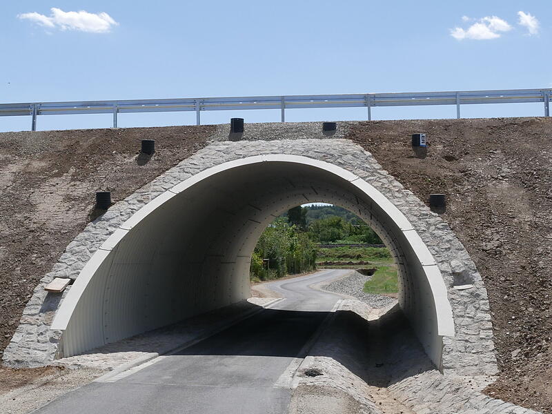 Radfahrer können die Bundesstraße über den neuen Tunnel unterqueren. Radfahrer können die Bundesstraße über den neuen Tunnel unterqueren.