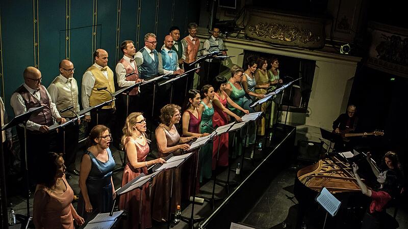 Verwandlungsfähig präsentierte sich der Chor des Landestheaters beim ersten Auftritt unter der Leitung der neuen Chordirektorin. Verwandlungsfähig präsentierte sich der Chor des Landestheaters beim ersten Auftritt unter der Leitung der neuen Chordirektorin.